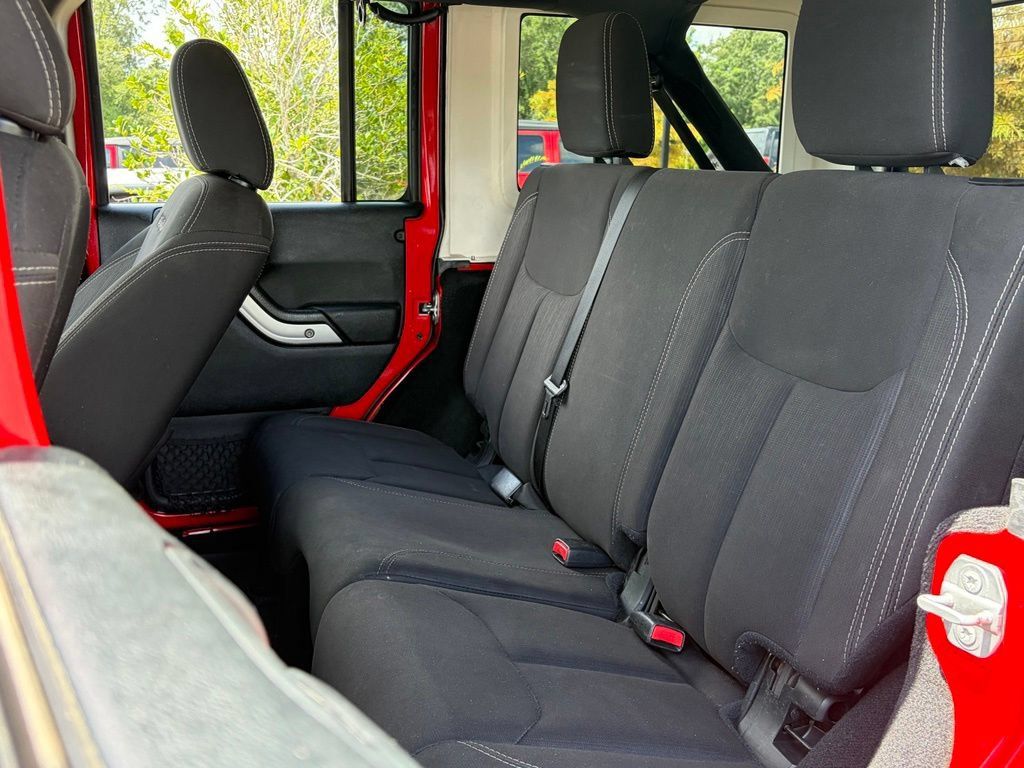 Used 2018 Jeep Wrangler Unlimited Sahara w/ Connectivity Group AWD/4WD image 39