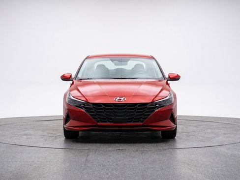 Used 2025 Hyundai Elantra Limited FWD image 2