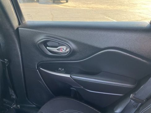 Used 2019 Jeep Cherokee Latitude w/ Popular Appearance Group FWD image 14