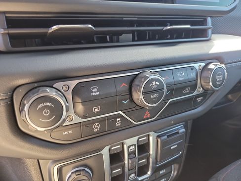 Used 2024 Jeep Wrangler Unlimited Rubicon w/ Technology Group image 22