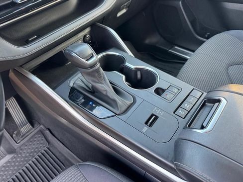 Used 2022 Toyota Highlander LE image 22