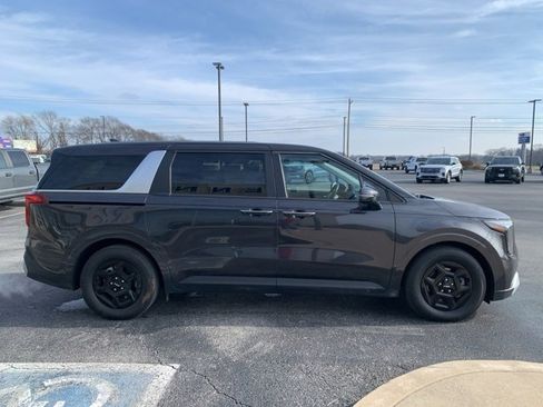 Used 2025 Kia Carnival image 4