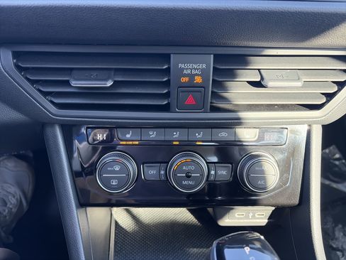 Certified 2023 Volkswagen Jetta SE w/ Panoramic Sunroof Package image 27