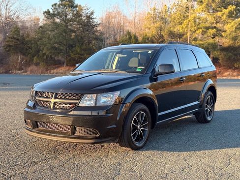 Used 2018 Dodge Journey SE w/ Blacktop Package image 3