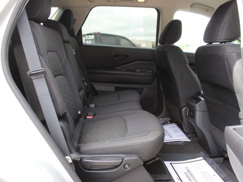 Used 2025 Nissan Pathfinder SV FWD image 10