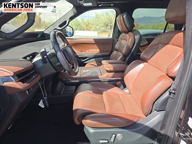 Used 2025 Lincoln Navigator Reserve AWD/4WD image 4