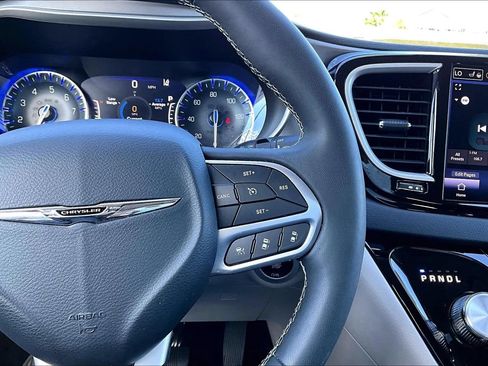 Used 2023 Chrysler Pacifica Touring-L FWD image 11