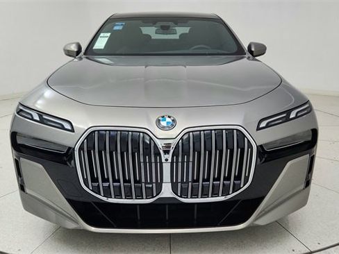 Used 2024 BMW 740i image 2