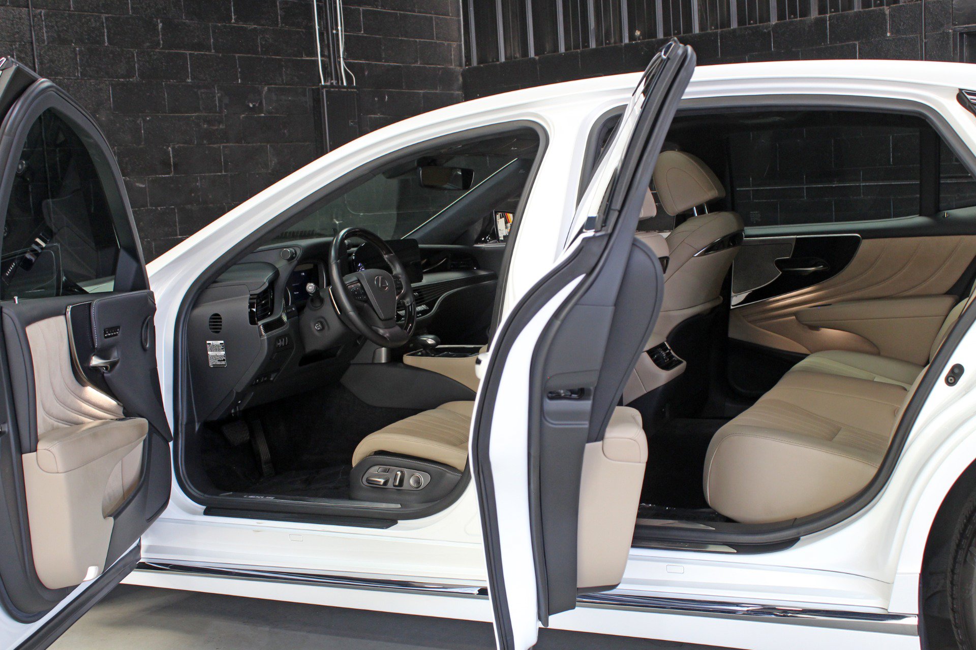 Used 2022 Lexus LS 500 w/ Interior Upgrade Package RWD image 29