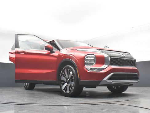 Used 2025 Mitsubishi Outlander SE image 28