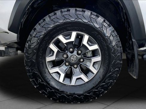 Used 2022 Toyota Tacoma TRD Off-Road AWD/4WD image 11