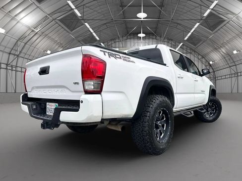 Used 2017 Toyota Tacoma TRD Off-Road RWD image 2