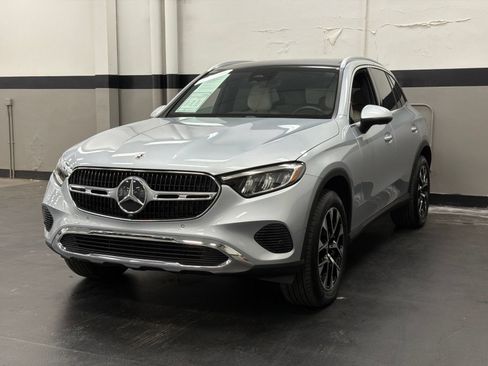 Used 2025 Mercedes-Benz GLC 350e 4MATIC image 5