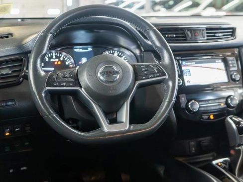 Used 2017 Nissan Rogue SV w/ SV Premium Package image 14