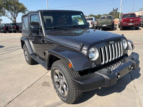 Used 2016 Jeep Wrangler Sahara w/ Connectivity Group AWD/4WD image 4