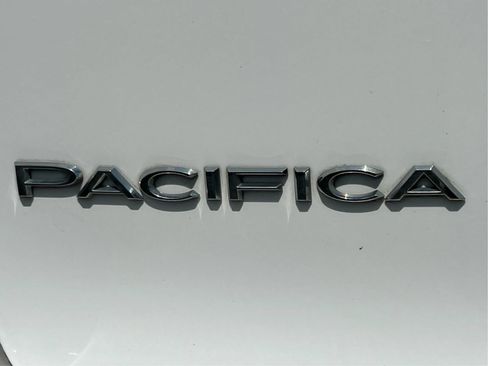 Used 2023 Chrysler Pacifica Touring-L FWD image 28