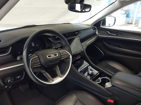 Used 2022 Jeep Grand Cherokee Limited AWD/4WD image 2