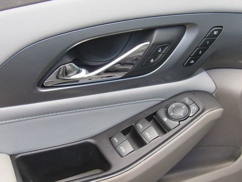 Used 2018 Chevrolet Traverse Premier w/ Driver Confidence II Package FWD image 22