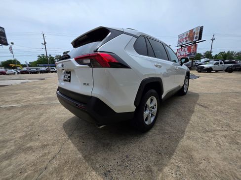 Used 2021 Toyota RAV4 XLE w/ Convenience Package FWD image 5