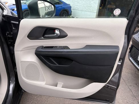 Used 2023 Chrysler Pacifica Touring-L FWD image 28
