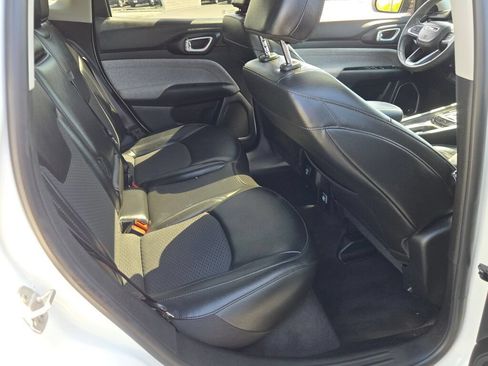 Used 2022 Jeep Compass Latitude w/ Sun and Sound Group AWD/4WD image 9