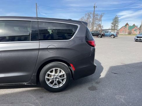 Used 2023 Chrysler Pacifica Touring-L image 7