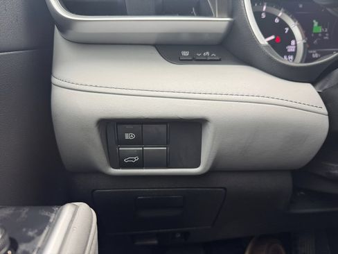 Used 2021 Toyota Highlander XLE AWD/4WD image 28