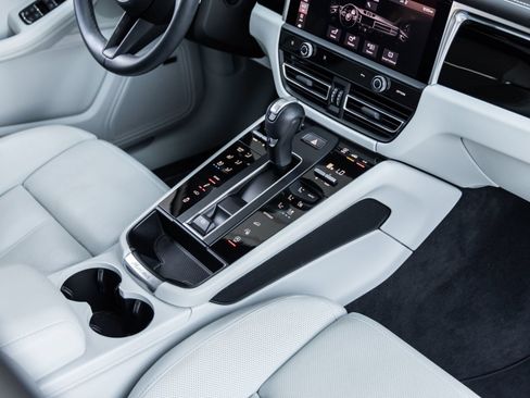 Certified 2024 Porsche Macan S AWD/4WD image 32