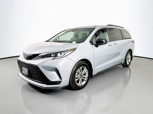Used 2023 Toyota Sienna XSE w/ XSE Plus Package AWD/4WD image 3