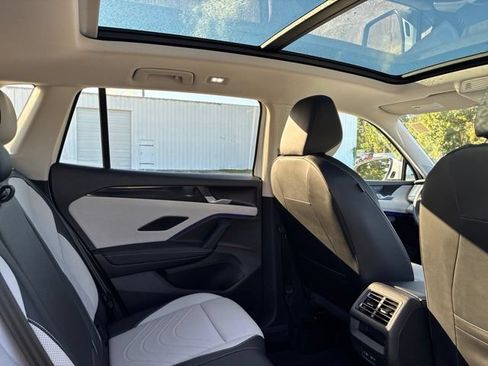 Used 2025 Volkswagen Tiguan SE AWD/4WD image 24