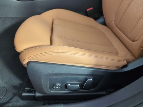 Used 2025 BMW 330i Sedan w/ Convenience Package image 11