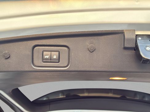 Used 2025 Nissan Pathfinder SL FWD image 28