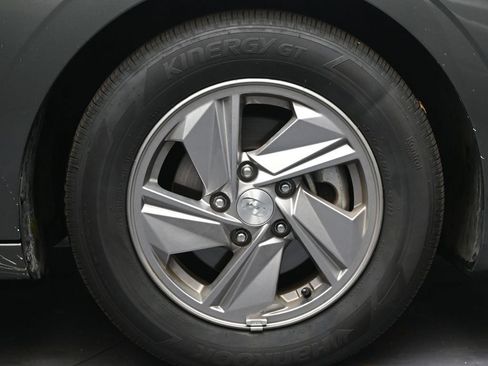 Certified 2025 Hyundai Elantra SE image 10