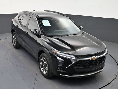 Used 2025 Chevrolet Trax LT w/ Driver Confidence Package FWD image 18