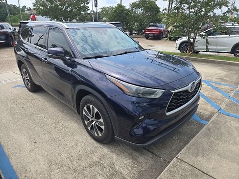 Used 2022 Toyota Highlander XLE FWD image 3