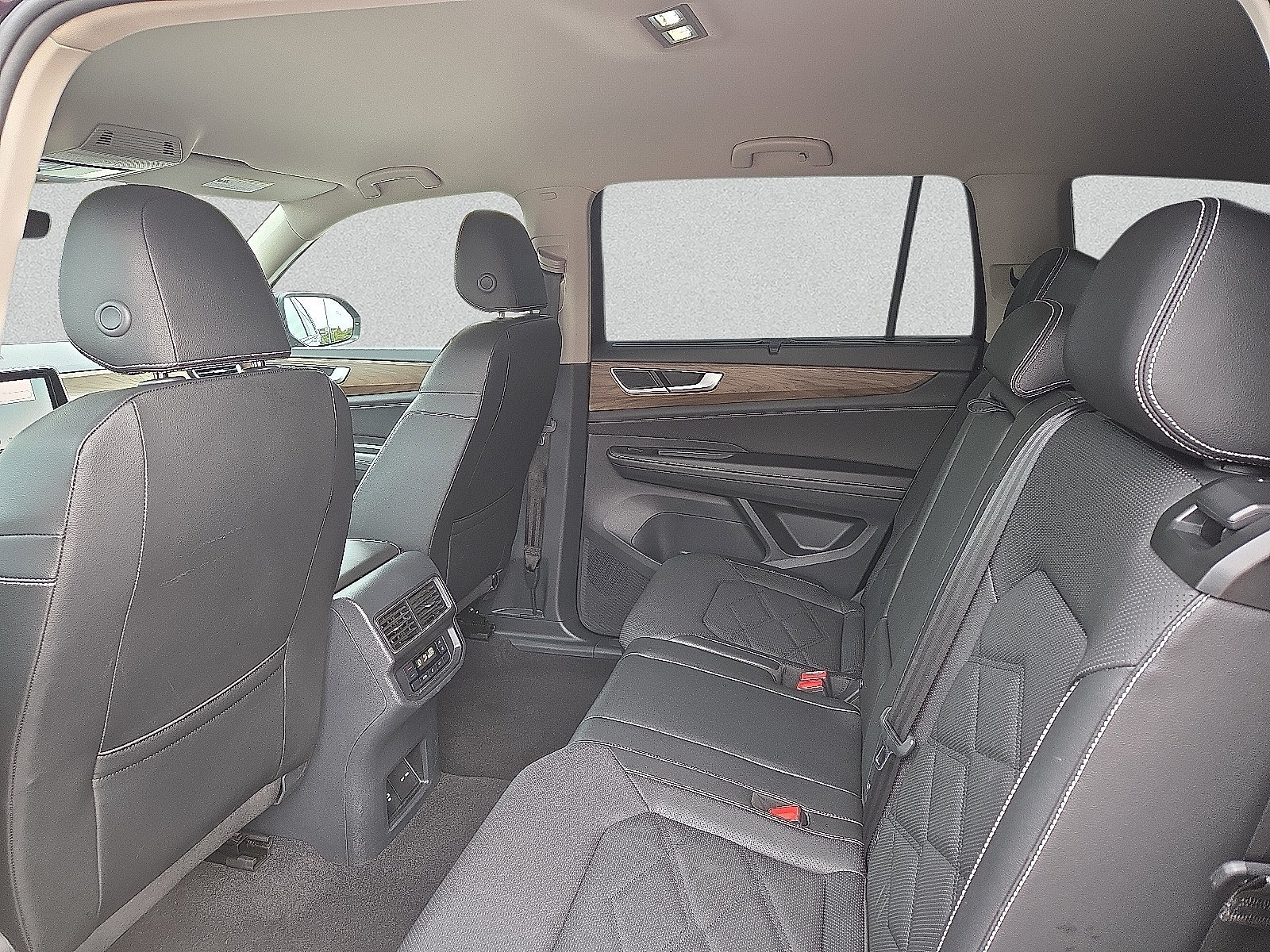 Used 2025 Volkswagen Atlas SE FWD image 10