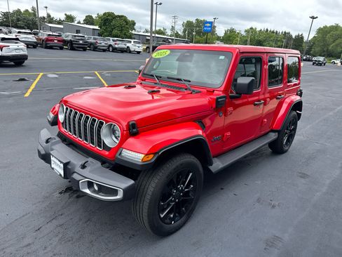 Used 2025 Jeep Wrangler Unlimited Sahara AWD/4WD image 11