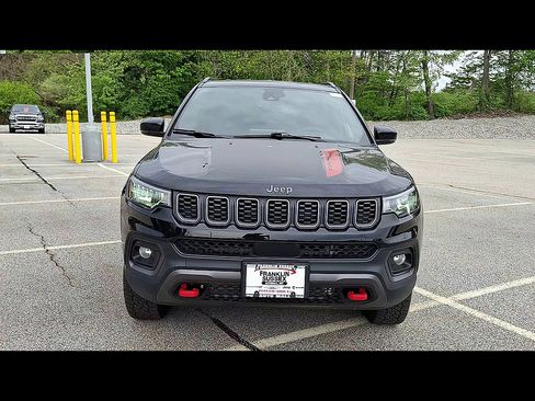 Used 2025 Jeep Compass Trailhawk AWD/4WD image 3