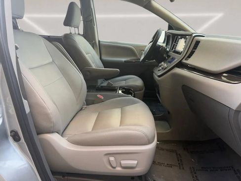Used 2020 Toyota Sienna XLE w/ XLE Navigation Package FWD image 12