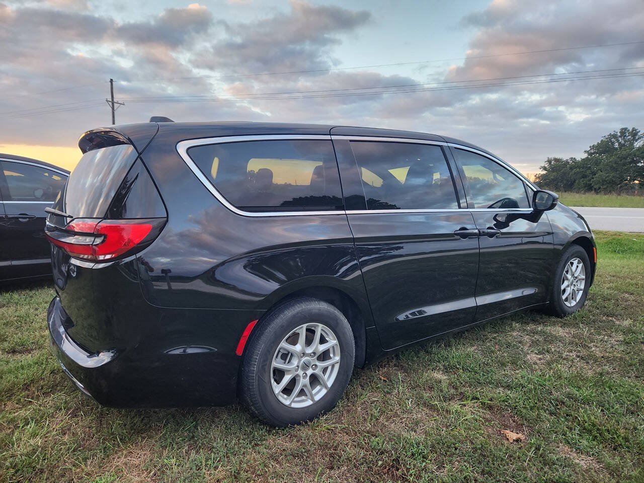 Used 2025 Chrysler Pacifica Select FWD image 2