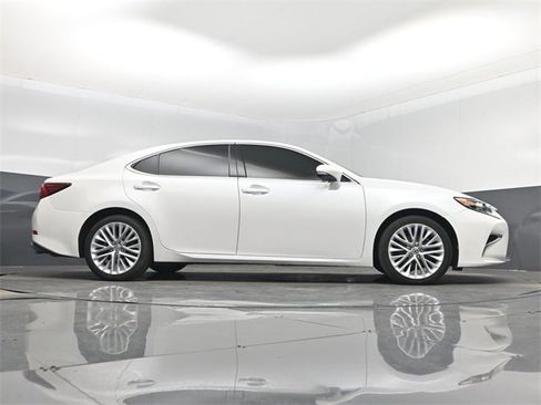 Used 2016 Lexus ES 350 w/ Luxury Package w/Wood Trim image 52