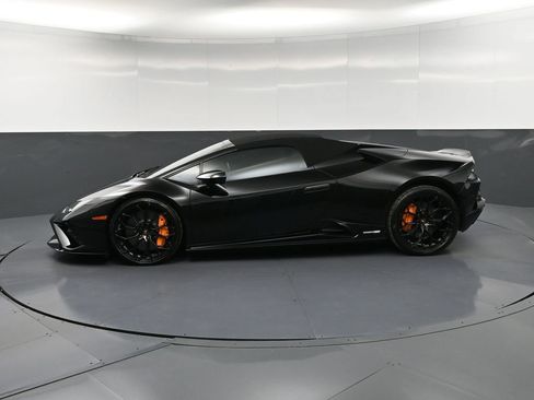 Used 2022 Lamborghini Huracan EVO RWD image 2