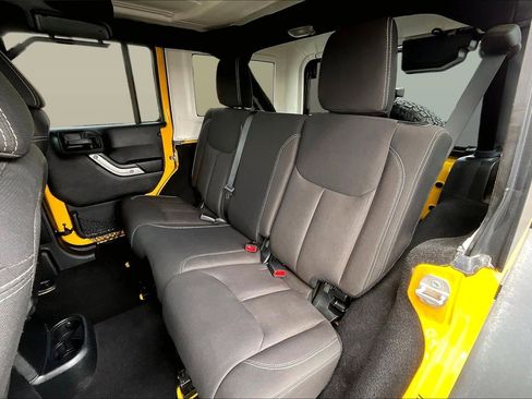 Used 2015 Jeep Wrangler Unlimited Rubicon w/ Connectivity Group image 22