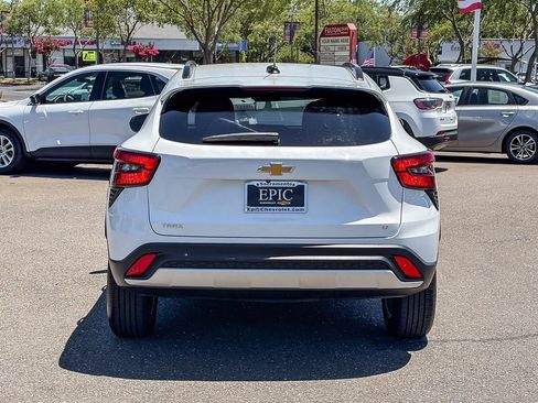 Certified 2024 Chevrolet Trax LT FWD image 3