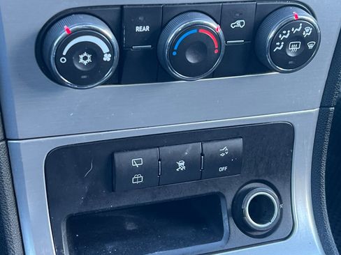 Used 2010 GMC Acadia SLE image 18