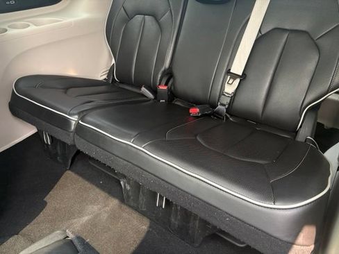 Used 2023 Chrysler Pacifica Limited FWD image 14
