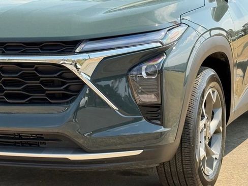 Used 2025 Chevrolet Trax LT image 11