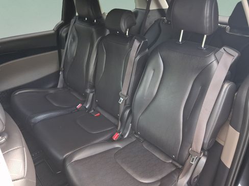 Used 2025 Kia Carnival FWD image 25