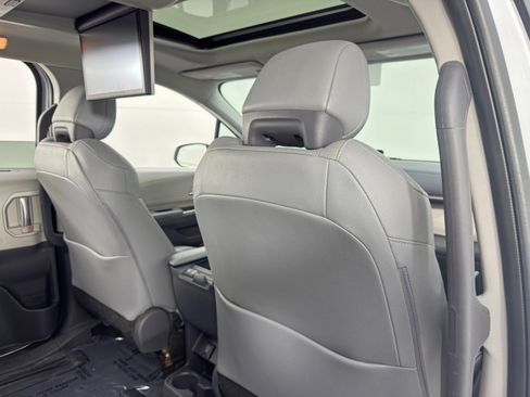 Used 2021 Toyota Sienna Limited image 40