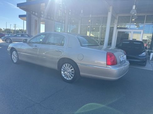 Used 2004 Lincoln Town Car Signature image 9